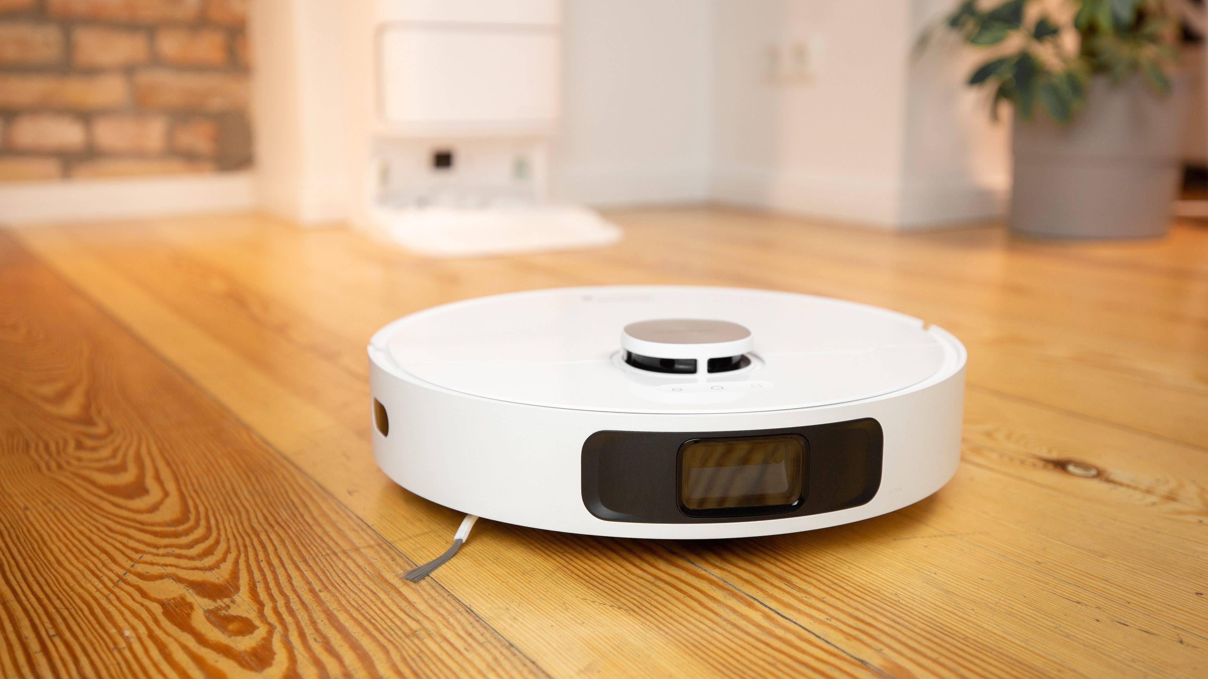 Le Dreame L10 Ulra posé au sol vu de face