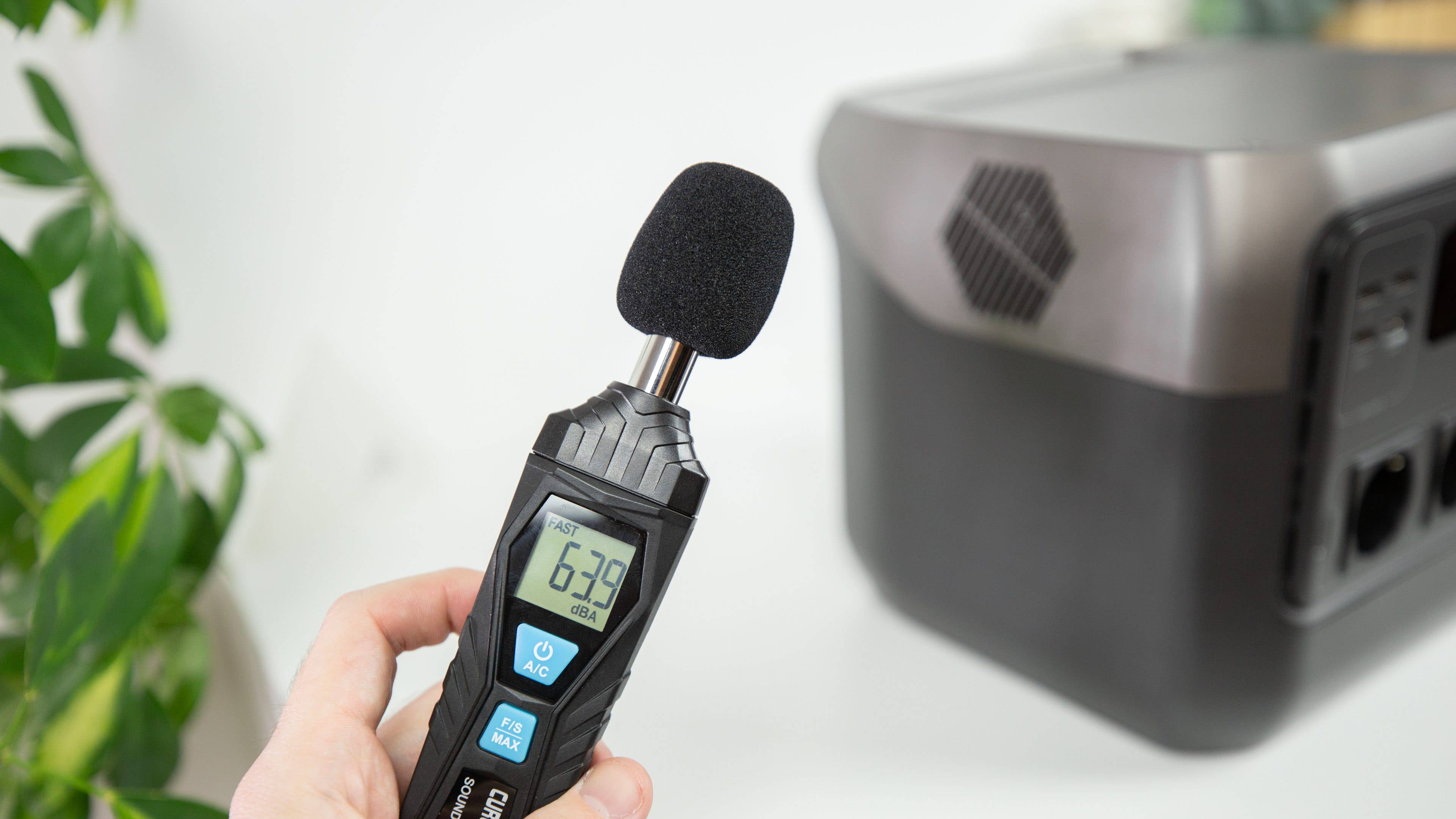 EcoFlow River 2 Pro mit Dezibelmessgerät