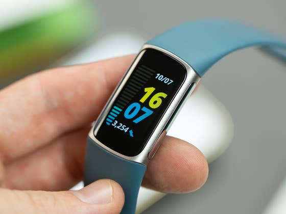 Test du Fitbit Charge 5: Le fitness tracker en veut trop et ne donne pas assez