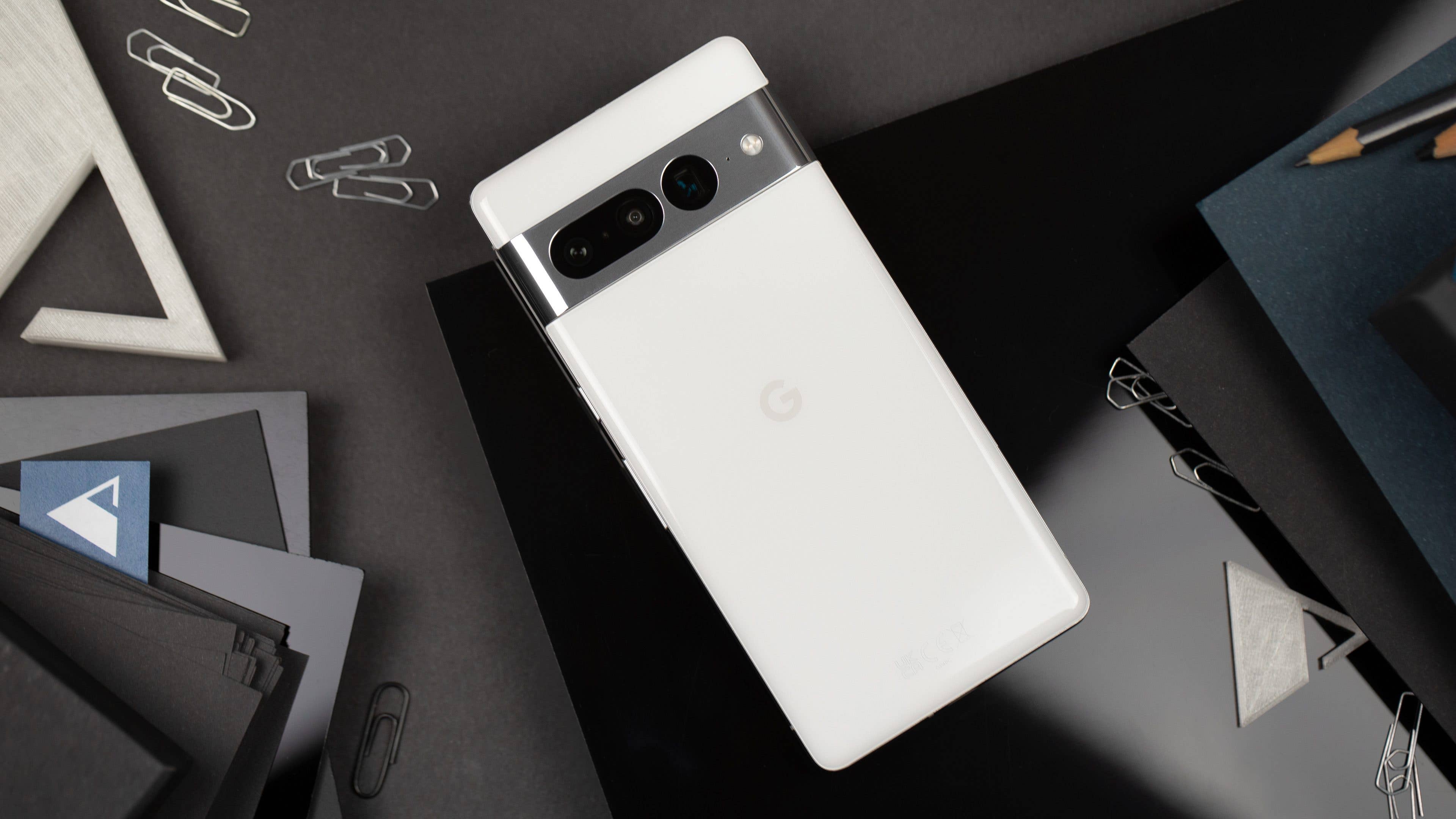 Le Pixel 7 Pro dans son coloris blanc Snow Google Pixel 7 Pro design au dos coloris blanc Snow