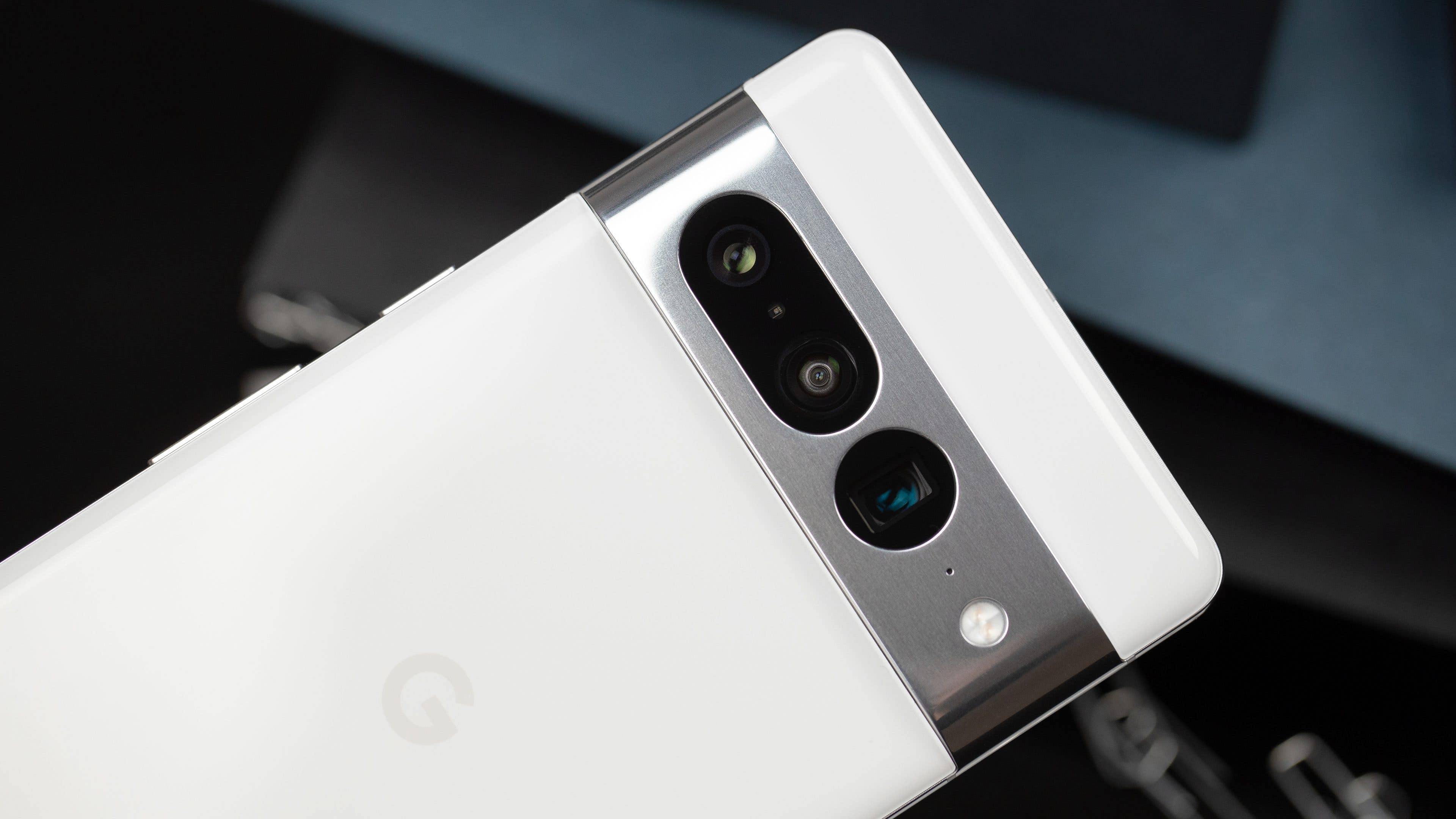 La camera bar du Pixel 7 Pro a changé par rapport à l Google Pixel 7 Pro test vu de dos avec module photo
