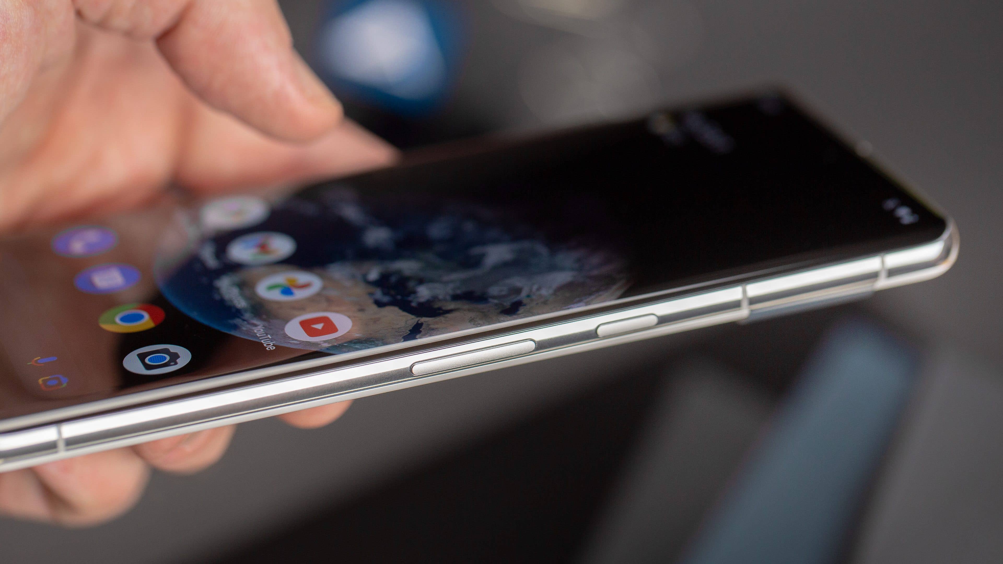 Le Pixel 7 Pro est un smartphone assez massif et épais Google Pixel 7 Pro vu de cote tranche laterale droite