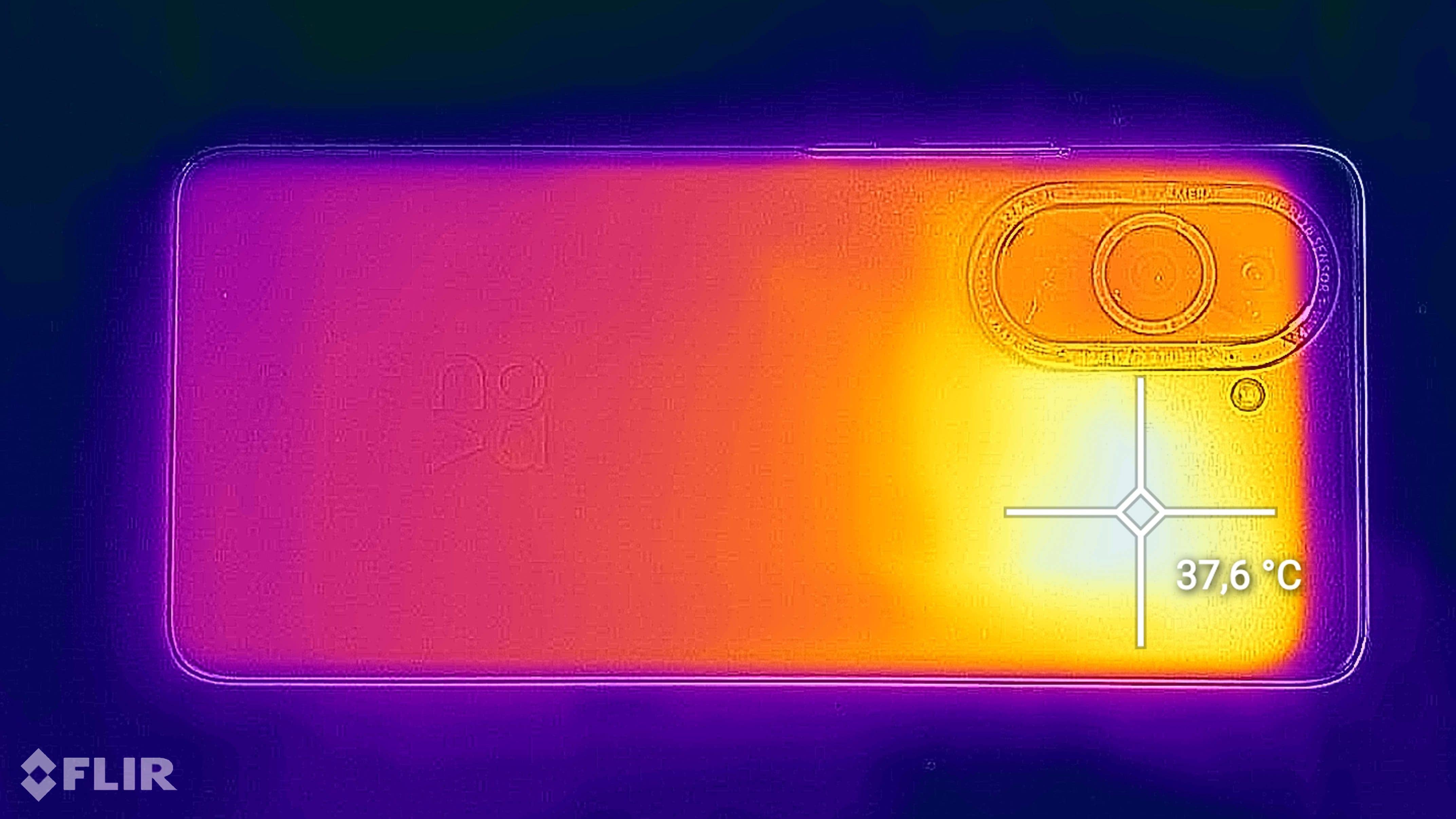 Wir sehen ein Foto des Huawei Nova 10 Pro mit einer FLIR-Kamera.