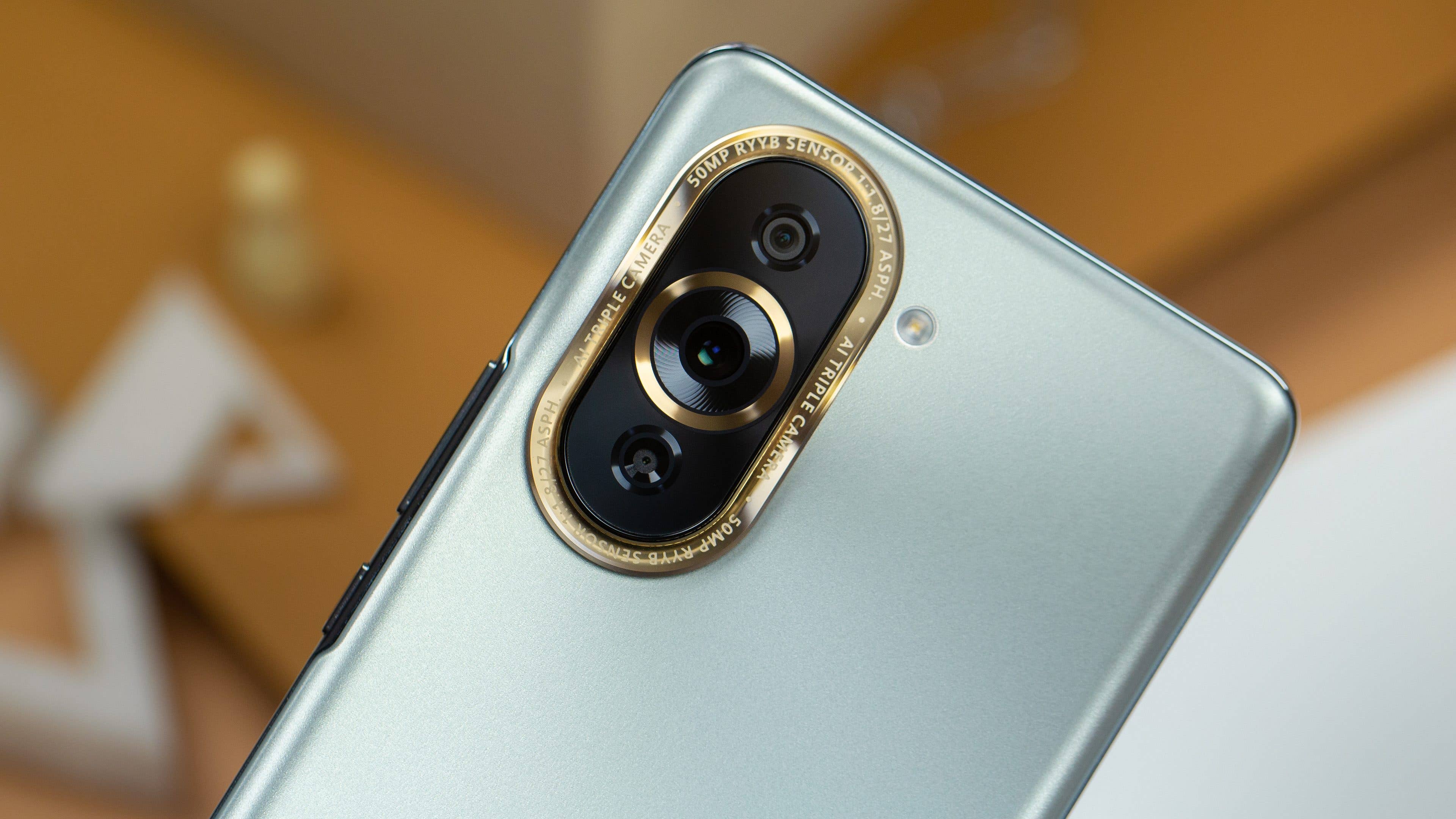Wir sehen die Triple-Hauptkamera des Huawei Nova 10 Pro.