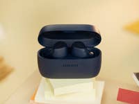 Les Jabra Elite 4 rangés dans leur boîtier vu de face et de haut