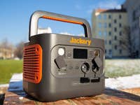 Le générateur électrique Jackery Explorer 1000 vu de face