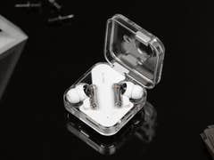 Les Nothing ear (2) posés dans leur boîtier avec le couvercle ouvert