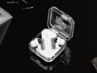 Les Nothing ear (2) posés dans leur boîtier avec le couvercle ouvert