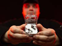 Les Nothing ear (2) posés à plat sur une table avec un aperçu de leurs tiges transparentes