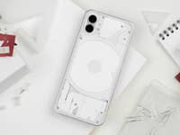 Nothing Phone (1) vu du dessus avec le design au dos