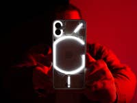 Nothing Phone 1 image de Une avec Antoine qui tient le telephone sur un fond rouge et noir