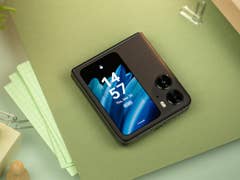 L'Oppo Find N2 Flip posé à plat totalement replié avec son écran de couverture allumé