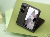 L'Oppo Find N2 Flip vu de dos et plié à 90° avec l'écran de couverture servant de viseur pour prendre une photo