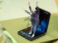 L'Oppo Find N2 Flip posé à plat avec son écran plié à 90 degrés