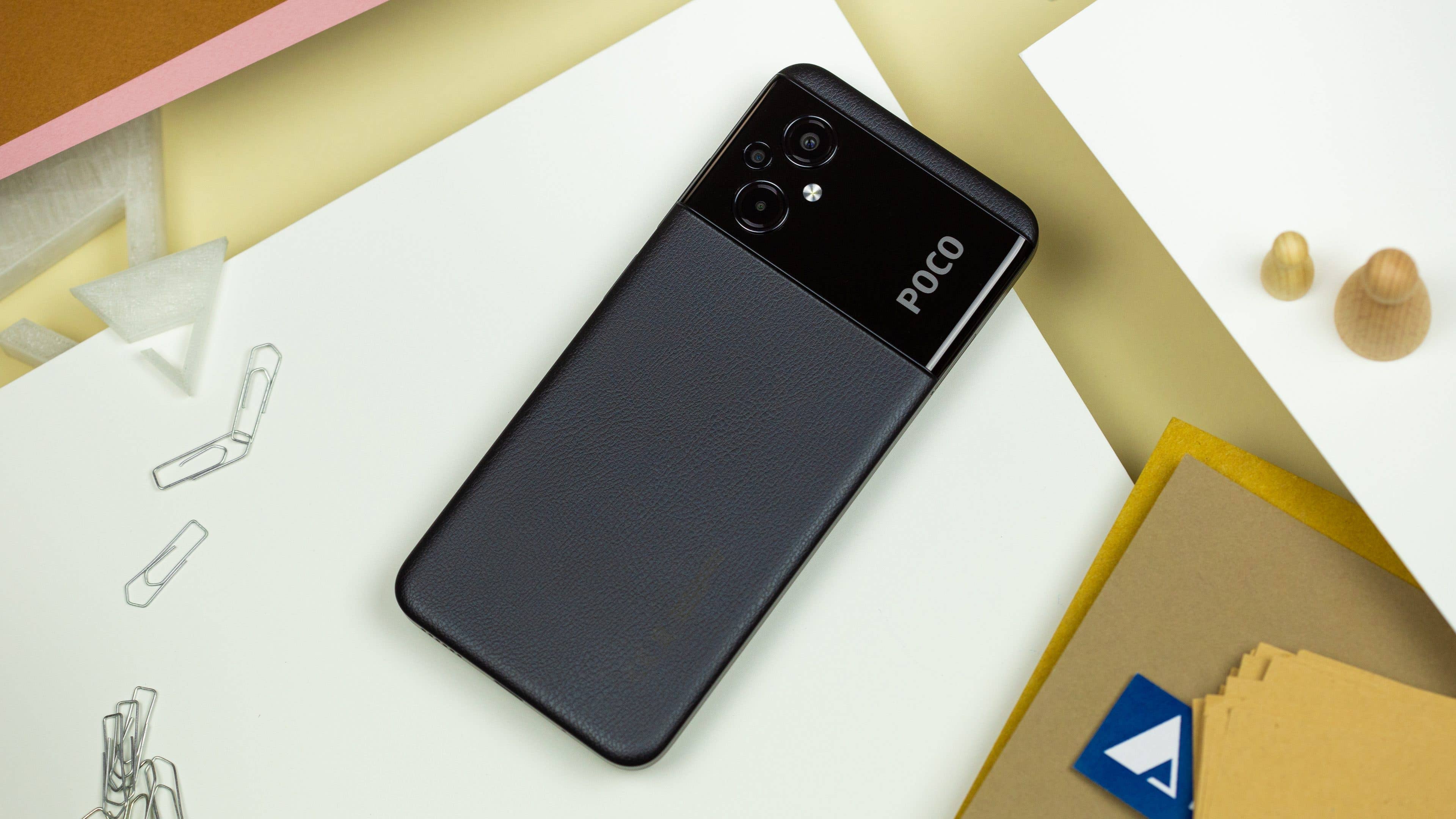 Das Poco M5 auf dem Schreibtisch mit dem Display nach unten