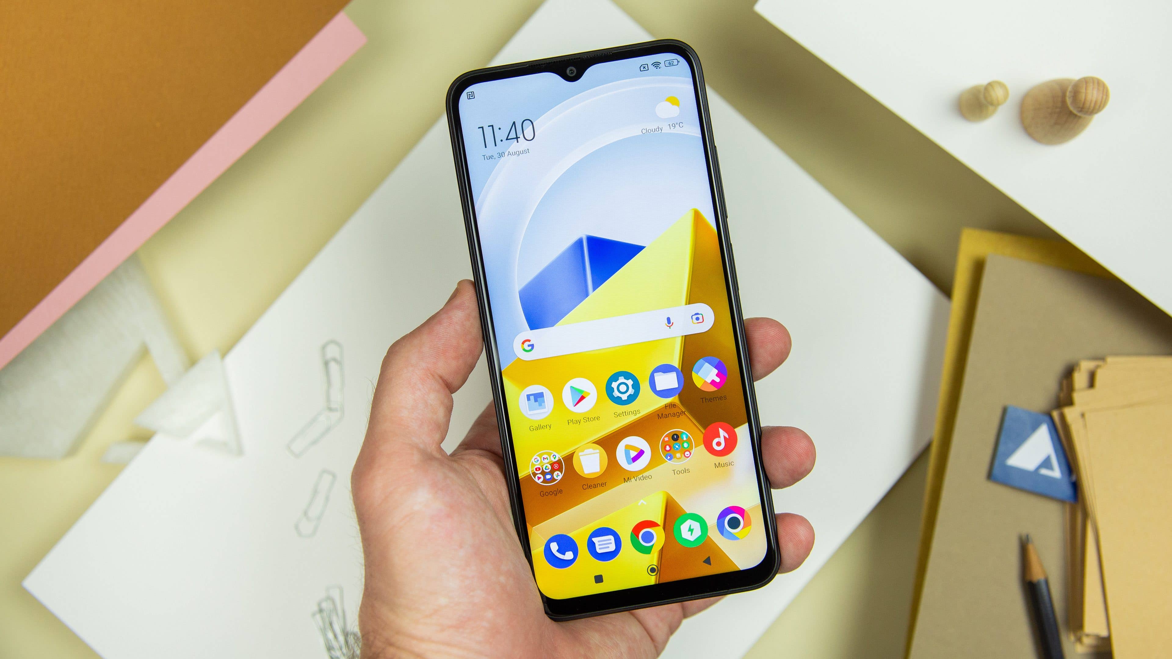 Poco M5 auf einem Schreibtisch mit Display nach oben