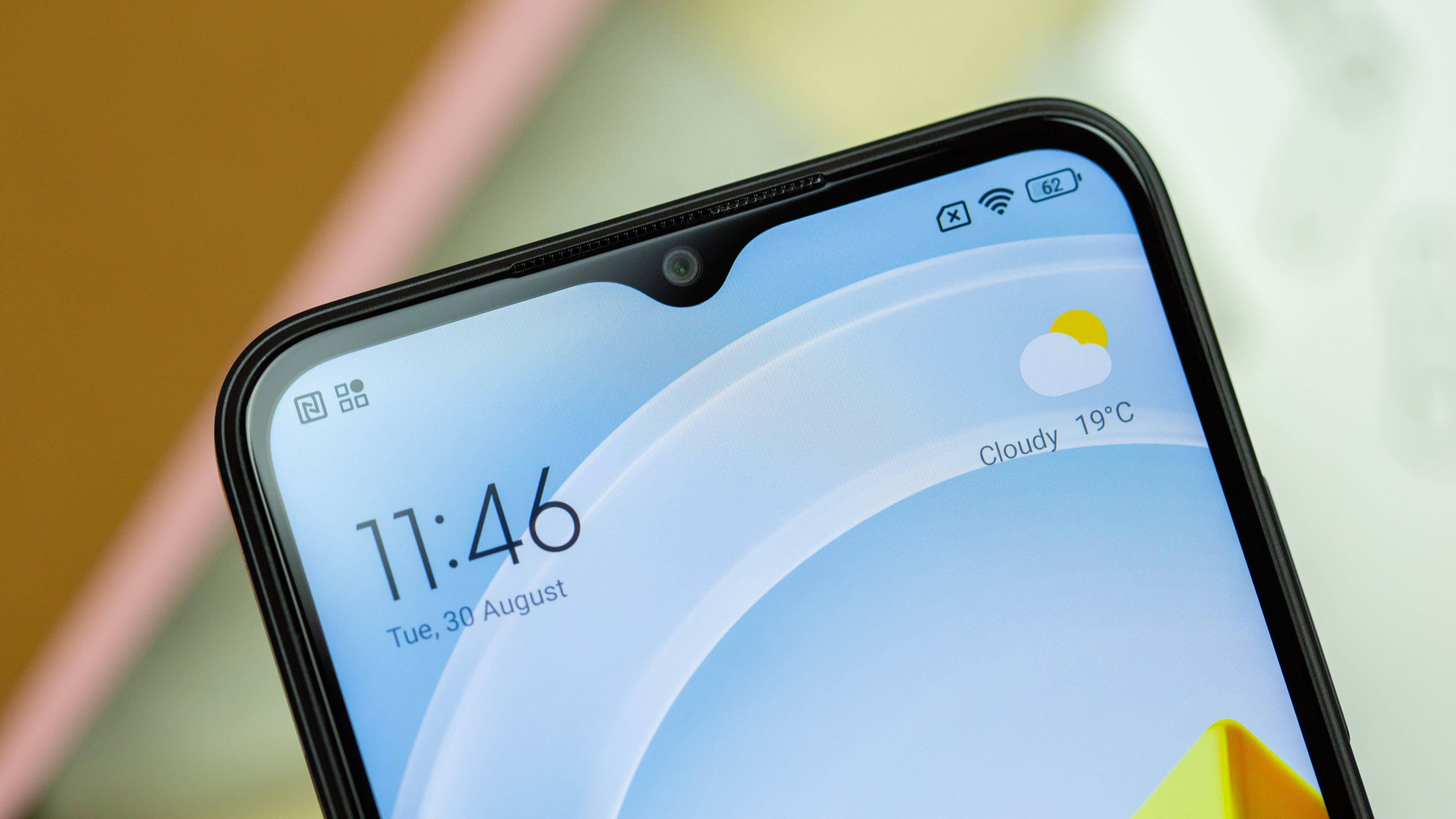 Blick auf die obere Displayhälfte des Poco M5 mit der Tropfen-Notch