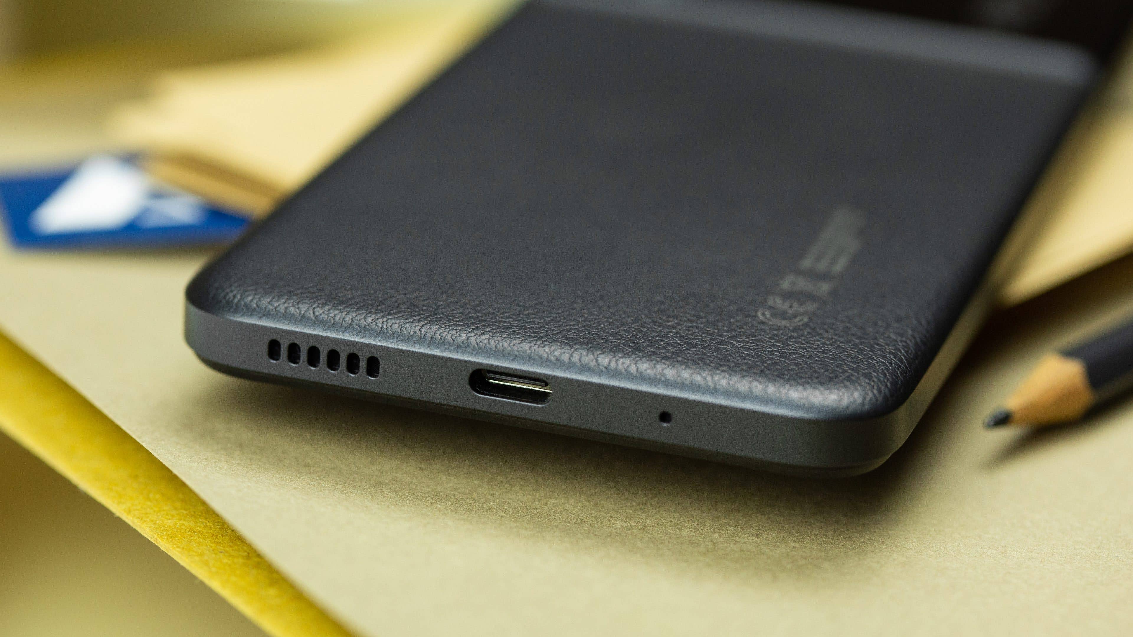 Blick von schräg unten auf die Rückseite des Poco M5