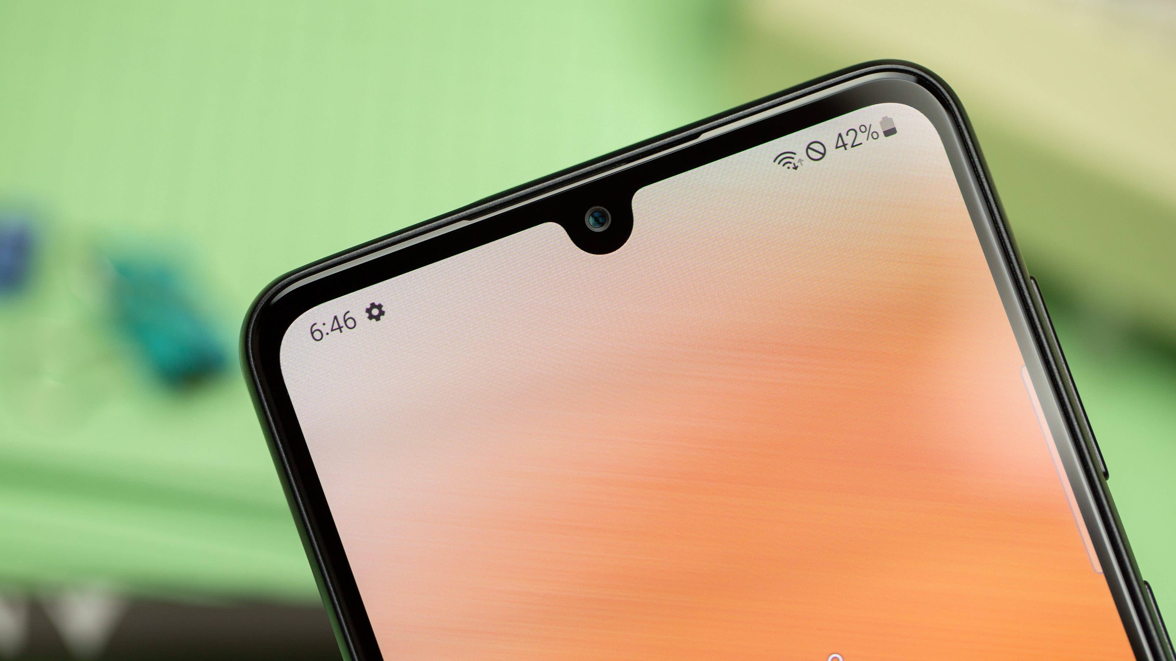 Die obere Hälfte des Galaxy-A33-Displays mit Blick auf die Notch