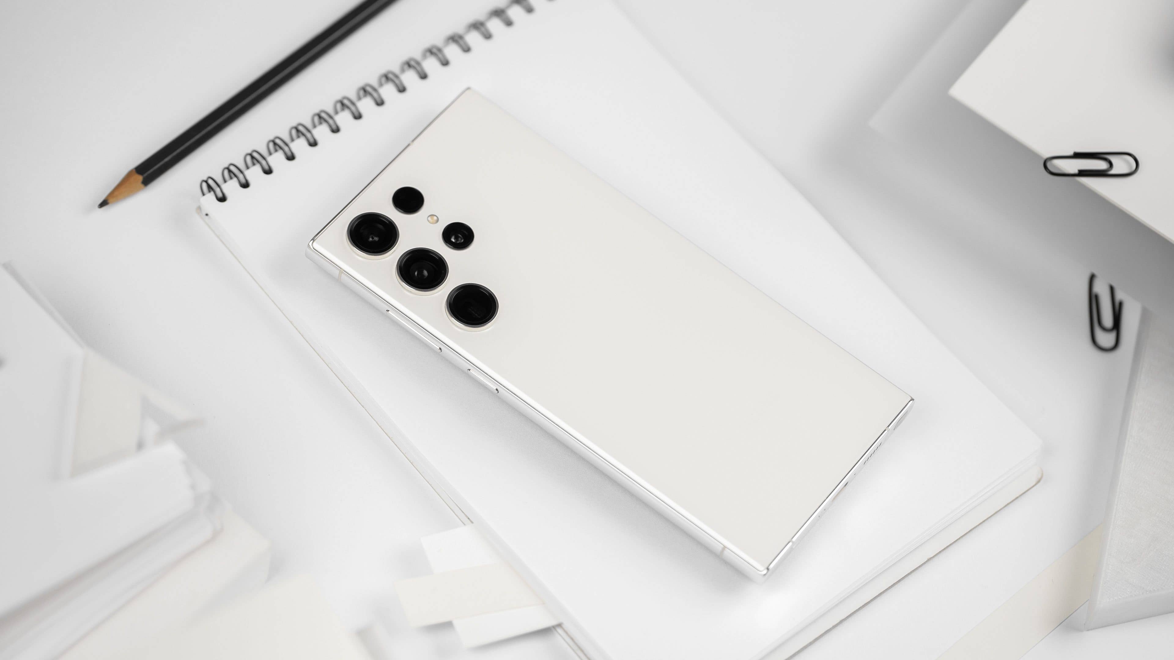 Je trouve le coloris Crème du Galaxy S23 Ultra particulièrement réussi Galaxy S23 Ultra design vu de dos posé à plat dans son coloris crème