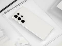 Galaxy S23 Ultra design vu de dos posé à plat dans son coloris crème