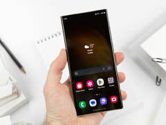 Galaxy S23 Ultra design vu de face tenu dans la main gauche avec aperçu de l'écran Amoled