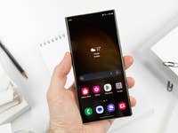 Galaxy S23 Ultra design vu de face tenu dans la main gauche avec aperçu de l'écran Amoled