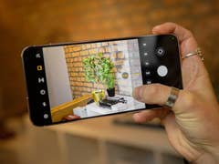 Galaxy S23 Plus tenu dans la main avec l'application photo ouverte