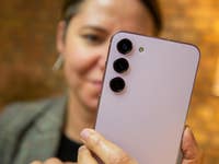 Le rédacteur de NextPit tient le Galaxy S23+ avec le module de l'objectif  principal