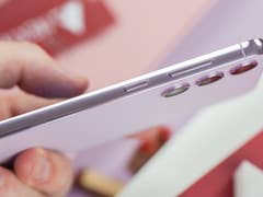 Galaxy S23+ vue sur la tranche latérale droite avec les boutons de volume et d'alimentation