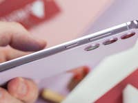 Galaxy S23+ vue sur la tranche latérale droite avec les boutons de volume et d'alimentation