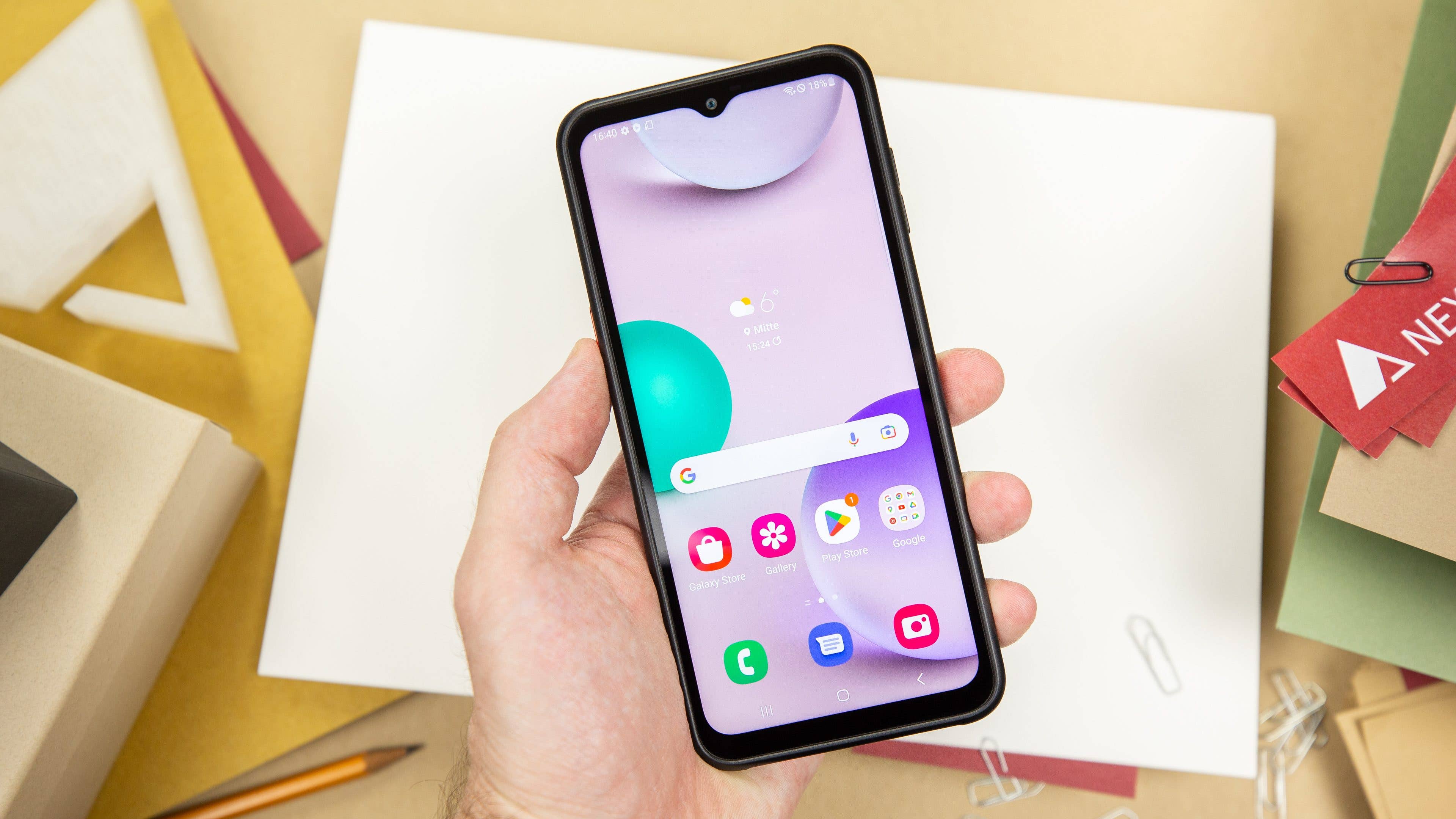 Le Galaxy XCover 6 Pro est doté d Le Galaxy XCover vu de haut avec les larges bords autour de son écran