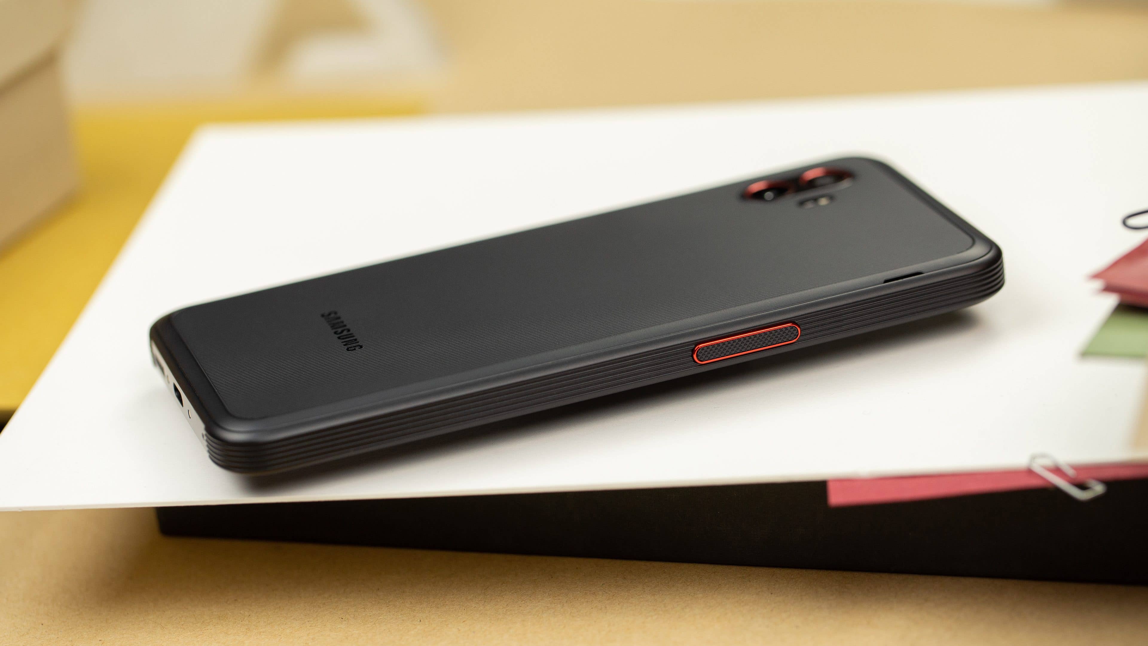 Le bouton XCover monté sur le côté peut être utilisé comme un bouton d La tranche gauche du Galaxy XCover 6 Pro avec ses deux boutons programmables