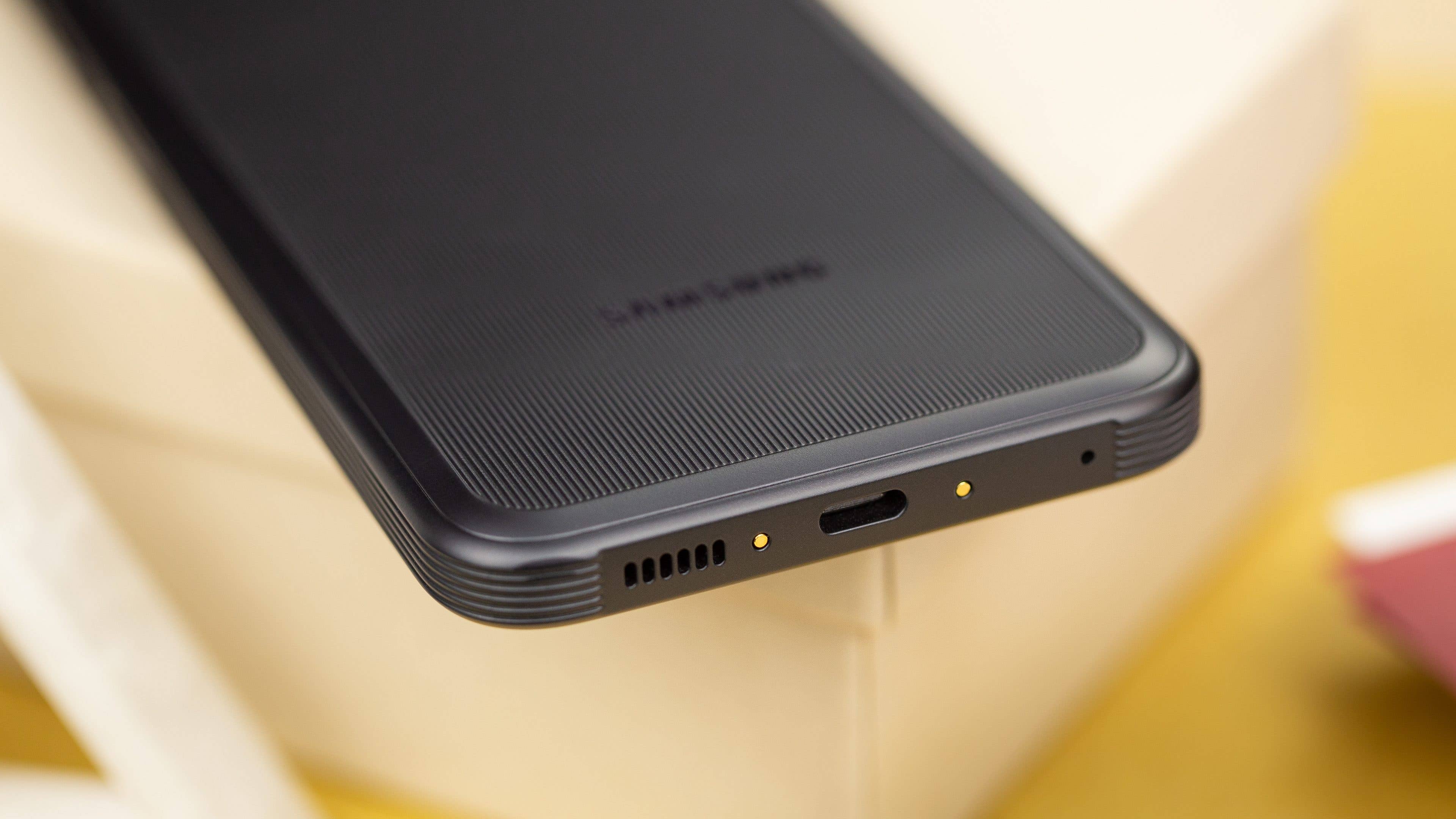 Les broches pogo situées des deux côtés du port USB-C peuvent être utilisées pour alimenter ou charger l La tranche inférieure du Galaxy XCover 6 Pro avec ses broches Pogo