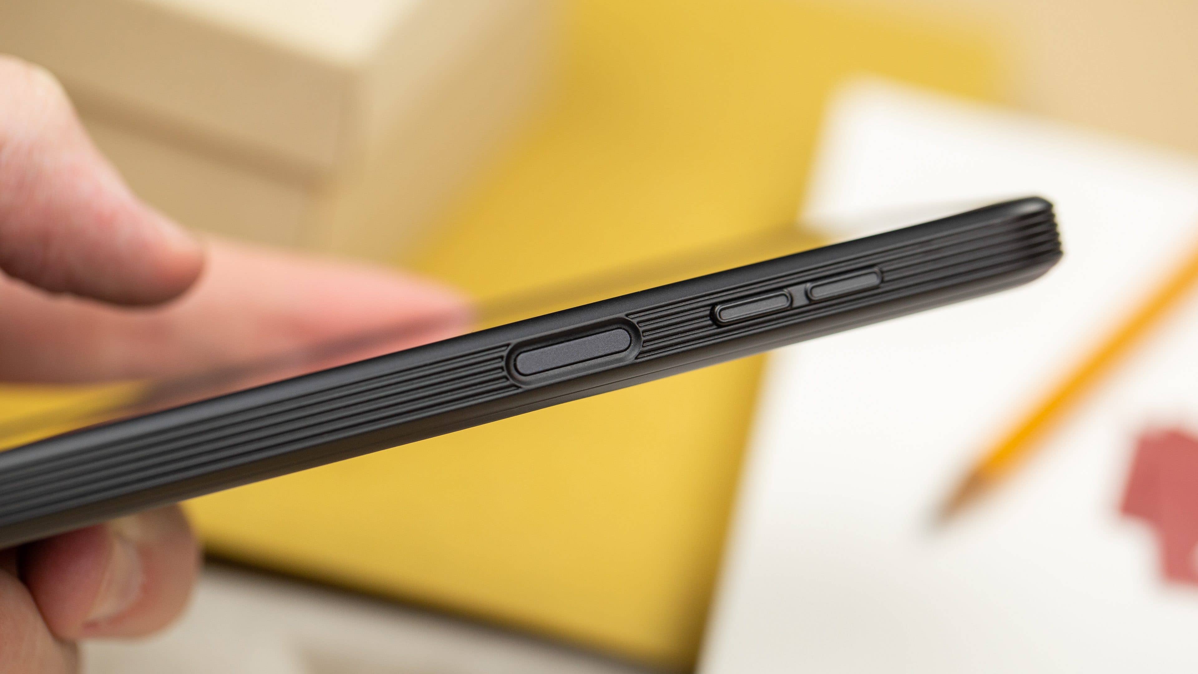 Le lecteur d Zoom sur la tranche gauche du Galaxy XCover 6 Pro et son lecteur d