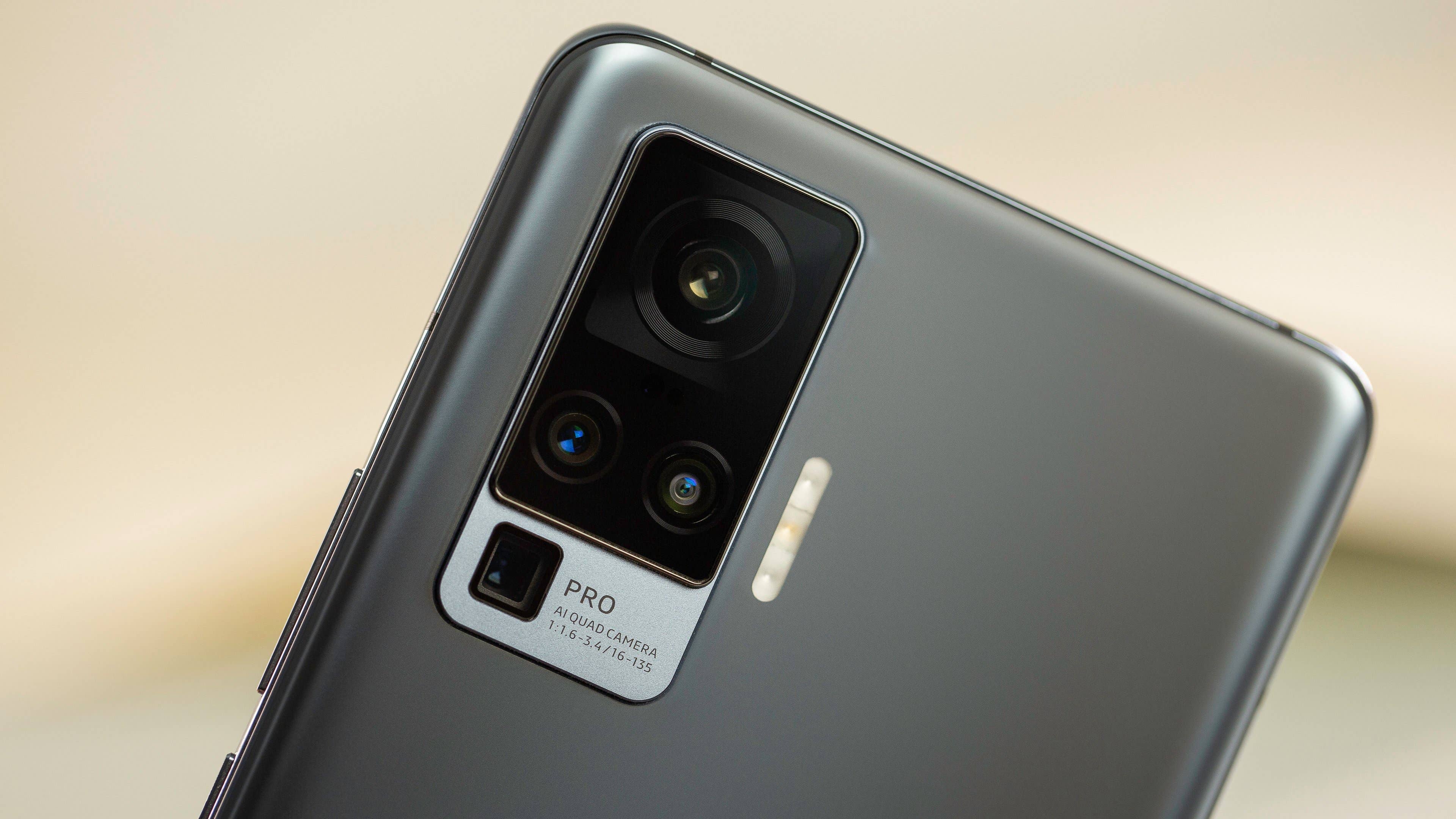 Gros plan d'un smartphone Google Pixel 9 Pro rose avec un double appareil photo.