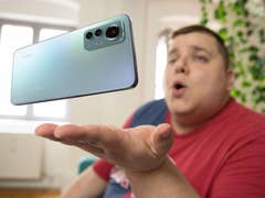 Xiaomi 12 Lite test complet photo de Une avec Antoine qui souffle sur le telephone comme si c etait une plume