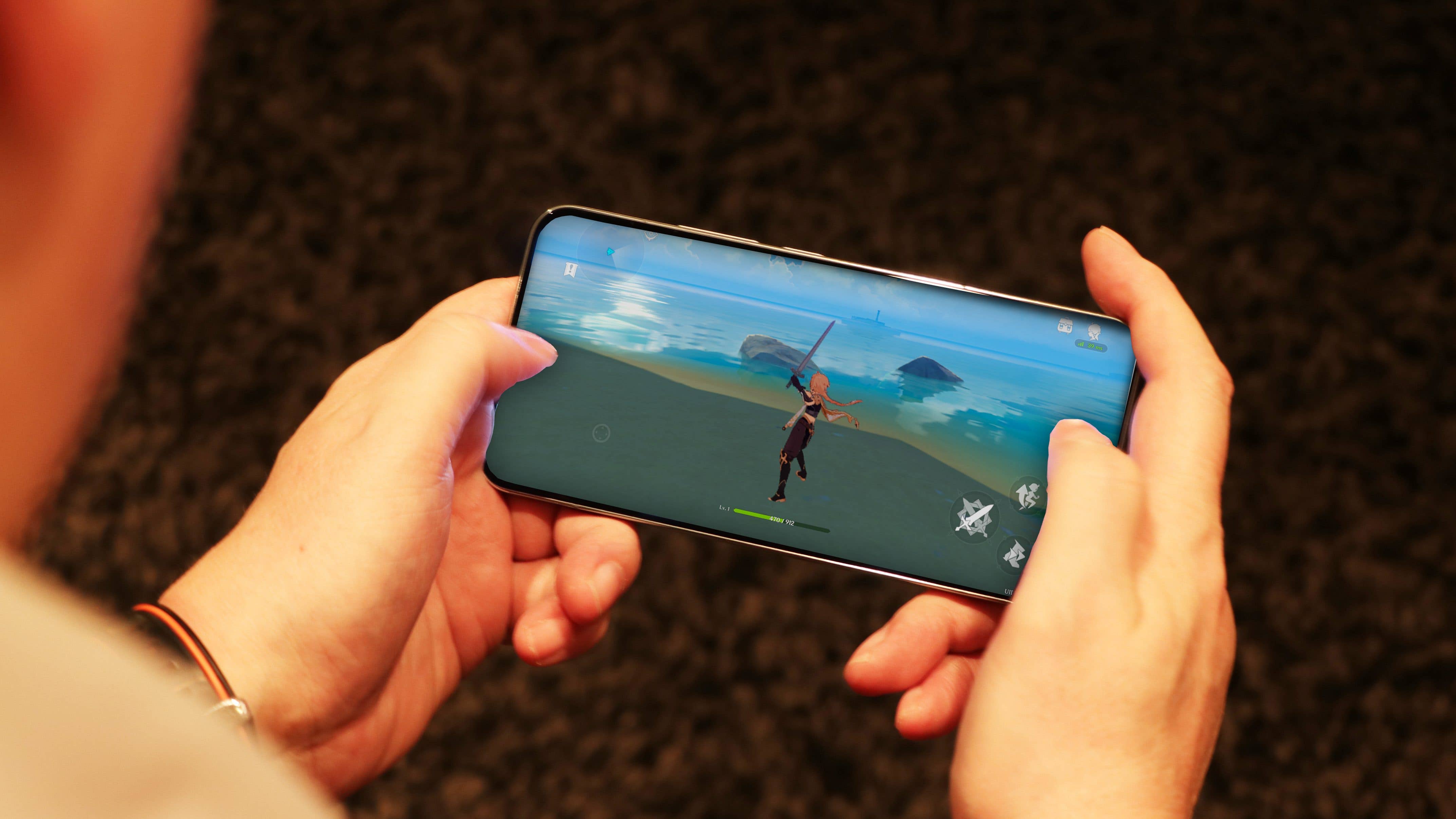 MaTT hält das Xiaomi 13 in seiner Hand.