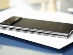 Xiaomi Mix Fold 2 test complet smartphone replié en deux et posé à plat