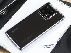 Le Xiaomi 13 Pro posé en diagonale à plat sur un carnet blanc avec son coloris noir au dos