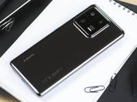 Le Xiaomi 13 Pro posé en diagonale à plat sur un carnet blanc avec son coloris noir au dos