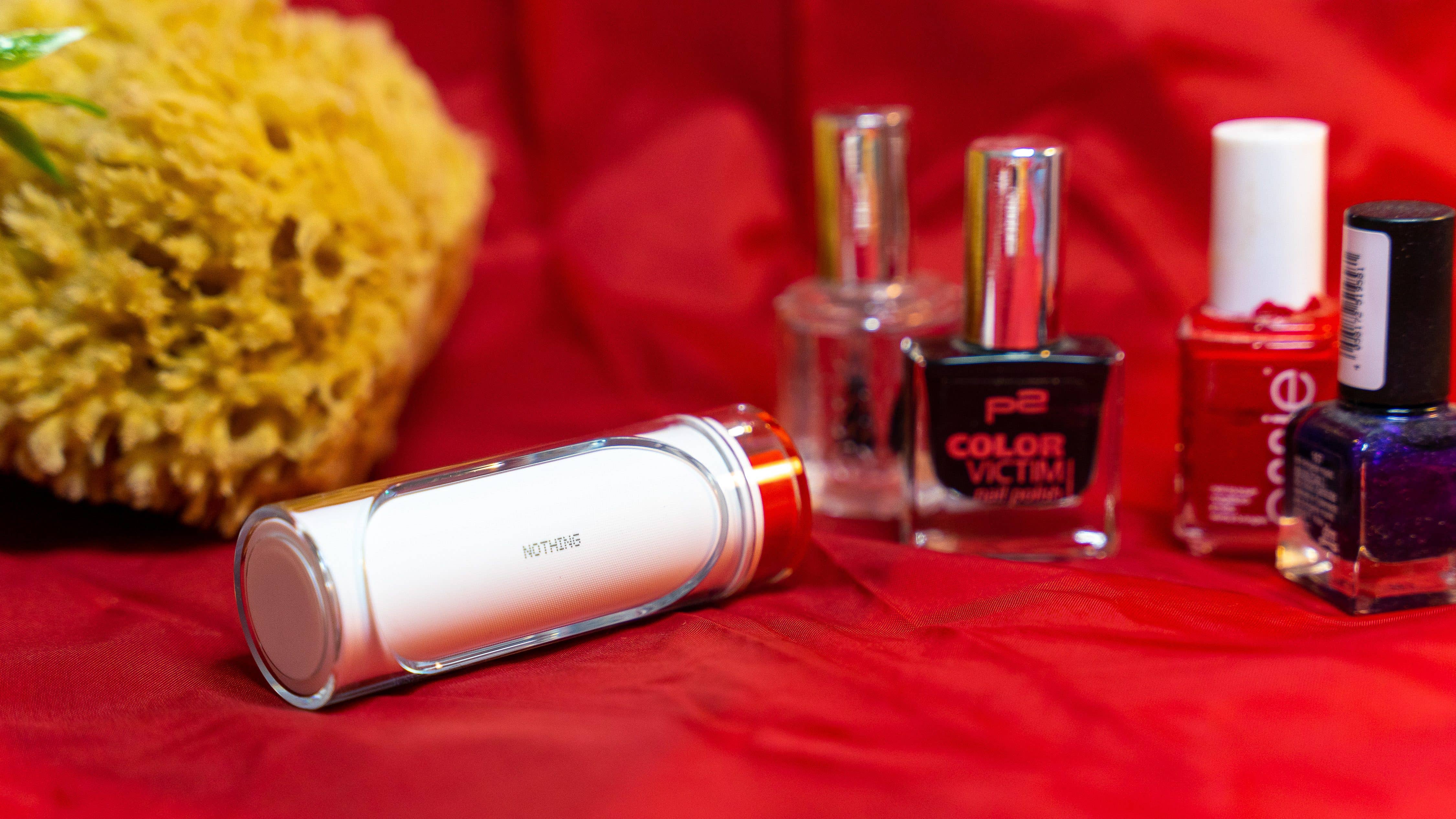 Ladehülle Nothing Ear (Stick) zusammengeklappt.