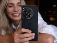 Le OnePlus 12 en noir avec ses triple module photo arrière. / © OnePlus