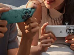 Deux exemplaires du OnePlus 12 tenus par deux personnes dans leurs mains, l'un dans un coloris bleu, l'autre dans un coloris blanc