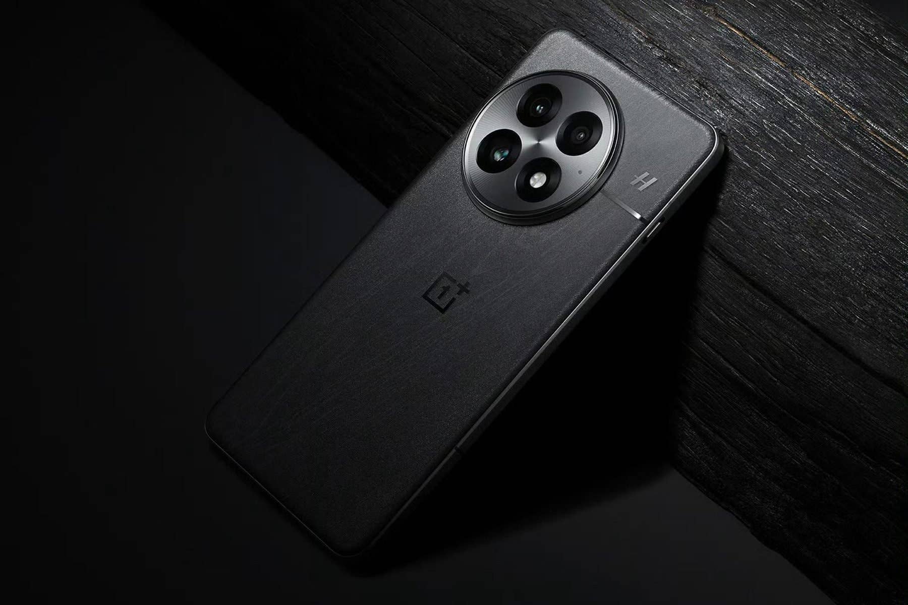 Un smartphone OnePlus 13 posé sur une surface en bois foncé, mettant en valeur son design élégant et son triple appareil photo.