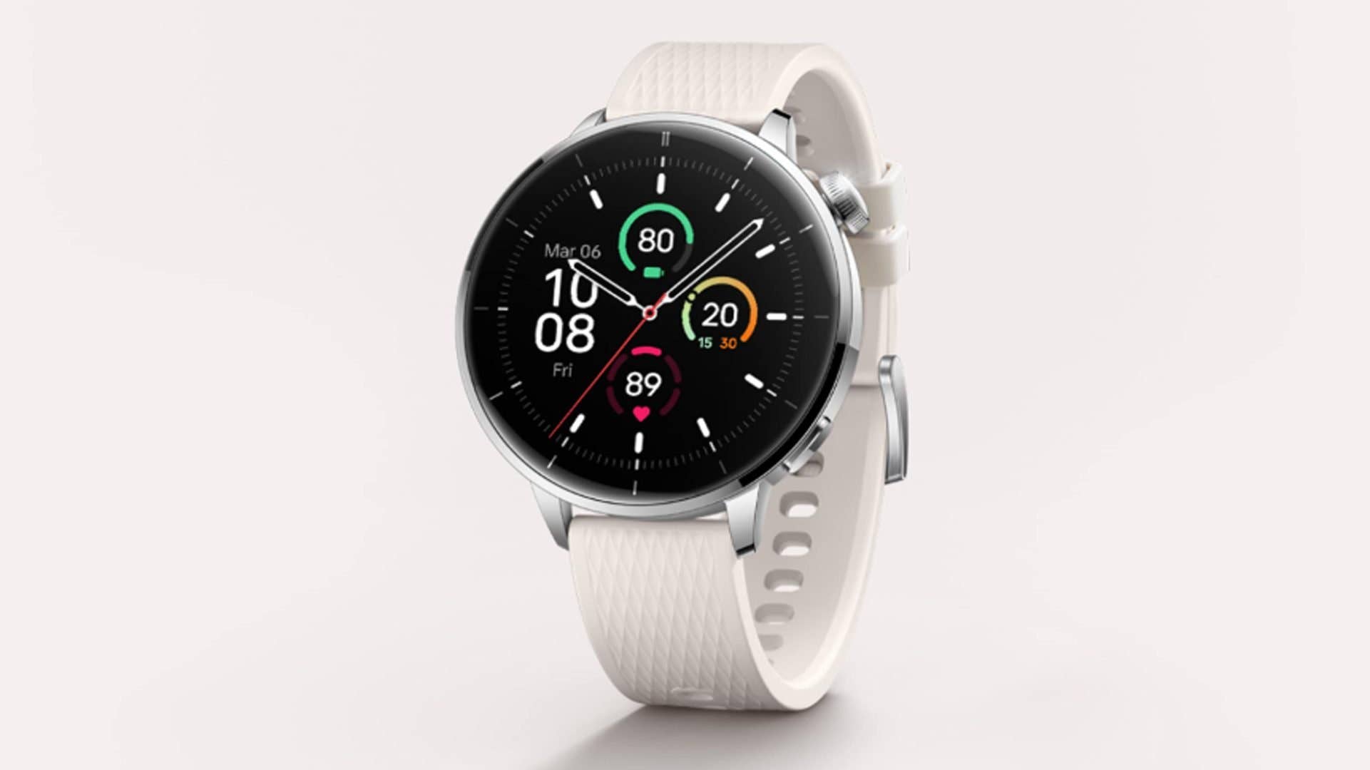 Montre OnePlus 3, 43 mm, affichant l'heure et des données de fitness sur un écran noir avec une lunette argentée et un bracelet blanc.