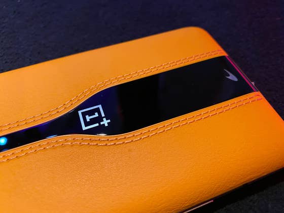 Smartphone avec caméra invisible : proche de la magie