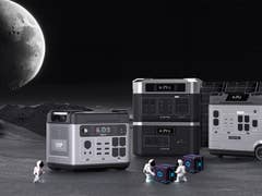 Plusieurs stations de puissance OUKITEL exposées sur une surface lunaire avec des astronautes et un panneau solaire.