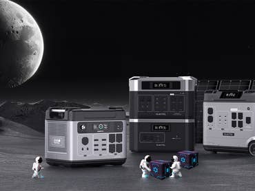 Plusieurs stations de puissance OUKITEL exposées sur une surface lunaire avec des astronautes et un panneau solaire.