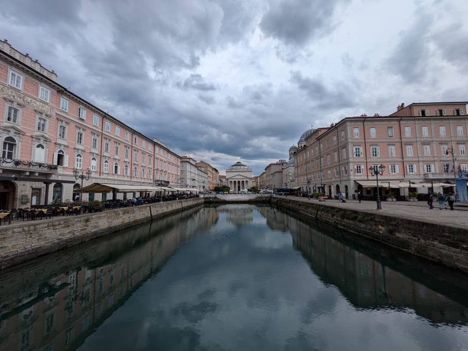 Google Pixel 8a: Objectif ultra-grand angle (0,5x)